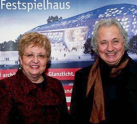 Die Vorsitzende der Festspielhausfreunde Monka Wulf-Mathis mit Konrad Beikircher (Foto:Heraucourt)