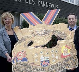 Mit der neuen Prsidentin des Festausschusses Marlies Stockhorst und dem Karnevalsorden 2010 (Foto: Frommann)